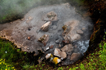 okolica gejzer Geysir na Islandii parujące źródła