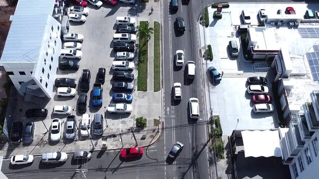 Santo Domingo, Rep&uacute;blica Dominicana -Mayo 2023 - Vista desde un dron sobre las calles con algunos edificios alrededor. Tr&aacute;fico pesado en hora pico.