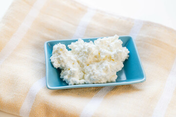 青い皿にのせた手作りカッテージチーズ