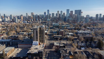 Obraz premium Aerial view of Calgary's skyline in spring from the popular neighbourhood of Mission. 