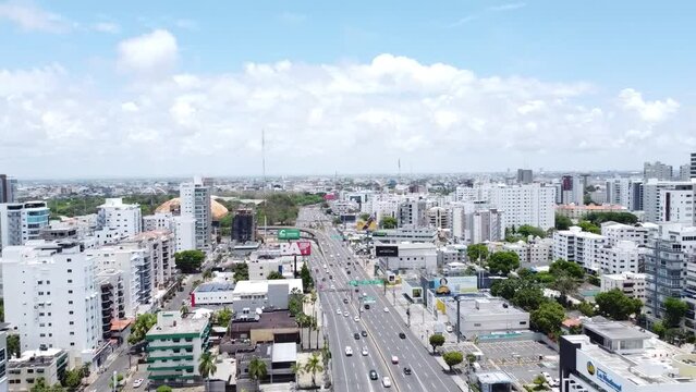 Santo Domingo, Rep&uacute;blica Dominicana -Mayo 2023 - Vista desde un dron sobre las calles con algunos edificios alrededor. Tr&aacute;fico ligero.
