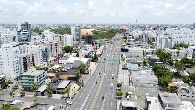 Santo Domingo, Rep&uacute;blica Dominicana -Mayo 2023 - Vista desde un dron sobre las calles con algunos edificios alrededor. 