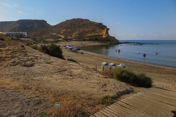Playa de los Cocedores, Media playa pertenece a &Aacute;guilas (Murica) y la otra mitad a Pulp&iacute; (Almeria).