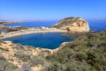 Playa de los Cocedores, Media playa pertenece a &Aacute;guilas (Murica) y la otra mitad a Pulp&iacute; (Almeria).