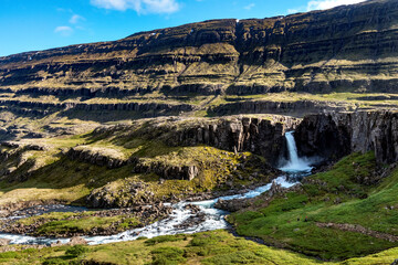 Cudowna Islandia w czerwcu masyw wulkaniczny z wodospadem - obrazy, fototapety, plakaty