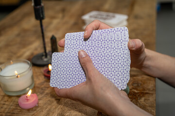Mains d'une cartomancienne qui bat des cartes avant un tirage - obrazy, fototapety, plakaty