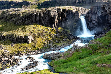 Cudowna Islandia w czerwcu masyw wulkaniczny z wodospadem