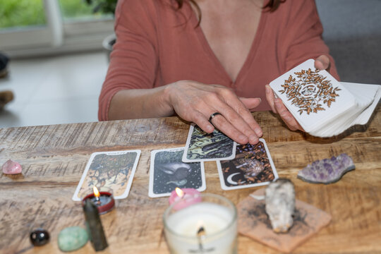 Tirage de tarot par une voyante tarologue