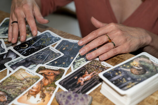tirage de carte d'un tarot de Marseille en voyance