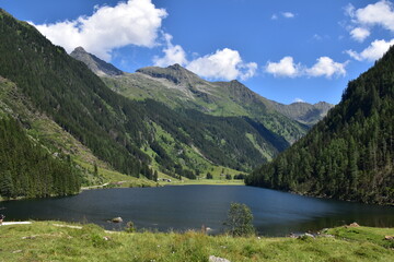 Fototapeta na wymiar Riesachsee mit Hochwildstelle im Hinergrund, Schladminger Tauern, Steiermark