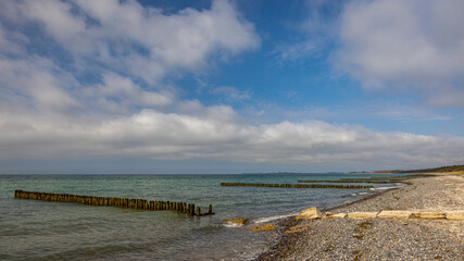 Ostseestrand mit Buhnen
