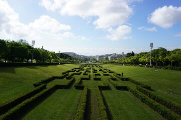 Miradouro in Lissabon - Aussichtsplattform im Parque Eduardo VII de Inglaterra mit Panoramablick auf Lissabon und einem Labyrinth im Park, Portugal, Europa