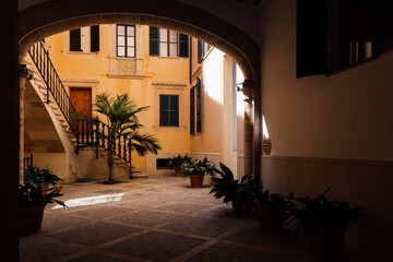 Patio en Espagne. Patio à Palma. Cour intérieure dans une maison en Espagnole. Maison espagnole. Charme hispanique. Architecture espagnole.
