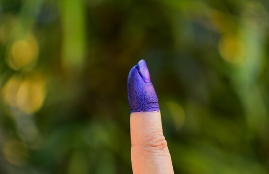 Dedo &iacute;ndice entintado despu&eacute;s de votar en las Elecciones
