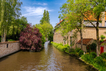 Fototapeta na wymiar Belgien, Brügge, ein Sommertag in der Stadt mit Kanälen und schönen flämischen Häusern