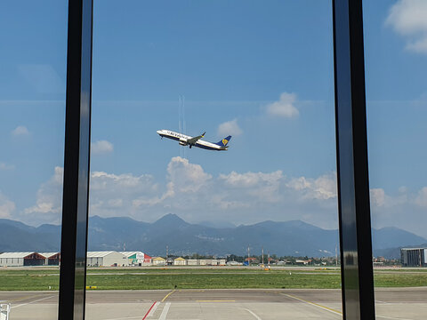 RyanAir Boeing 737-800 taking off in Bergamo Orio al Serio