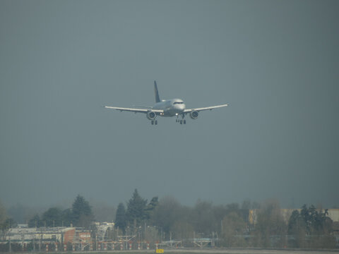 Lufthansa Airbus A319 landing in Bologna