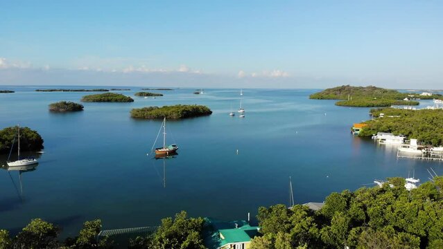 Toma aerea del mar con peque&ntilde;as islas y botes en La Parquera, Puerto RIco