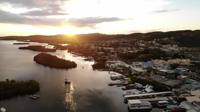Toma a&eacute;rea en la costa con botes en atardecer de Lajas, Puerto Rico