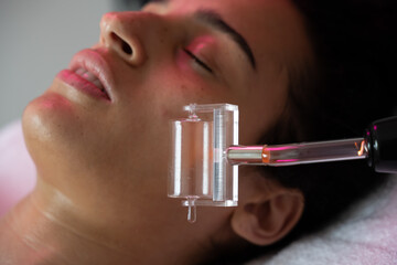 soin de la peau du visage en électrothérapie haute fréquence
