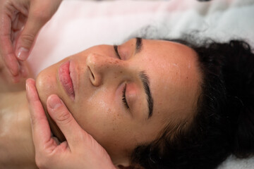 massage du visage en soin esthétique