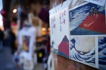 浅草、あさくさ、asakusa、東京、tokyo、とうきょう、日本、にっぽん、ジャパン、japan、観光、ツアー、観光客、バスツアー、ツアー、
門、浅草寺、赤、提灯、文字、漢字、大きい、デコレーション、混雑、人気、人々、クローズアップ、

アウトフォーカス、ピンボケ、ぼかし、フォーカス、イメージ、
仲見世通り、仲見世、御土産、おみやげ、みやげ屋、ストリート、通り、お土産、お店、店、雑貨、磁石、お菓