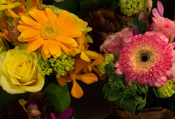 花屋の店先のオレンジと赤の花の寄せ植え