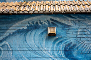 シャッターと波のイラスト