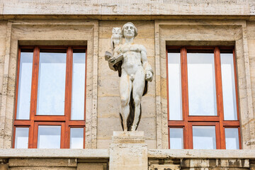 Obraz premium Ancient sculptures in the architecture of the city. Historical and cultural heritage. Background.