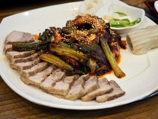 한국전통음식 돼지고기 수육과 낙지볶음