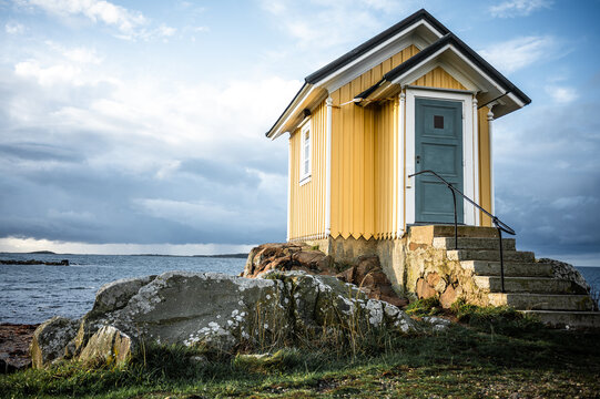 Ein gelbes kleines Häuschen in Schweden, Torekov Hamn