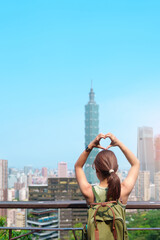 Naklejka premium woman traveler visiting in Taiwan, Tourist looking Taipei City during sightseeing and hiking at Elephant Mountain or Xiangshan, landmark and popular attractions. Asia Travel, vacation and Trip concept