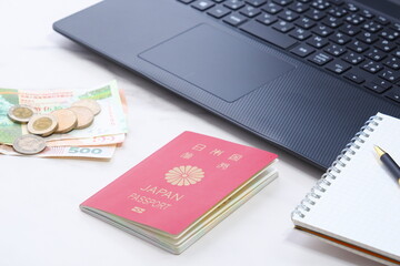 日本国のパスポート（一般旅券10年用赤色）を用意して旅行の計画を立てる