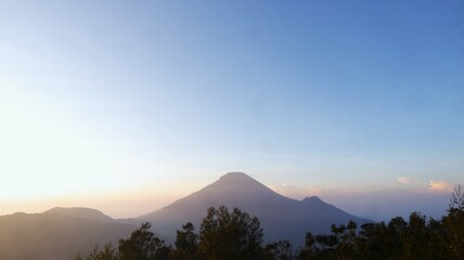 Obraz premium Sunrise at Si Kunir, Dieng, Central Java, Indonesia
