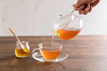 紅茶を注ぐ手元　honey tea