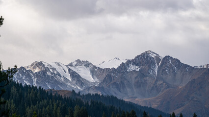Obraz premium beautiful autumn mountain peaks. cloudy weather in the mountains