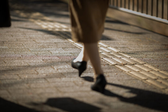 歩く女性の足元　woman's feet
