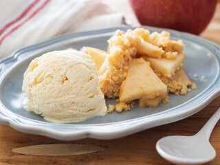 アイスクリームを添えたアップルクランブル