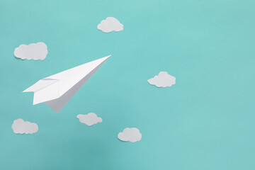 Fototapeta na wymiar white paper plane and cloud on blue background 