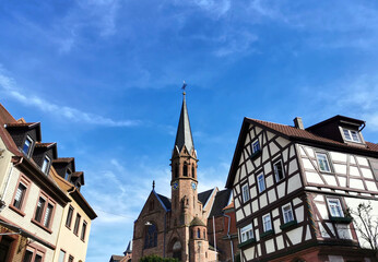 Fototapeta na wymiar Die Stadt Miltenberg in Unterfranken in Bayern mit evangelischer Kirche
