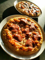 Zwei Teller mit Pizza