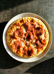 Ein Teller mit einer Pizza mit Salami