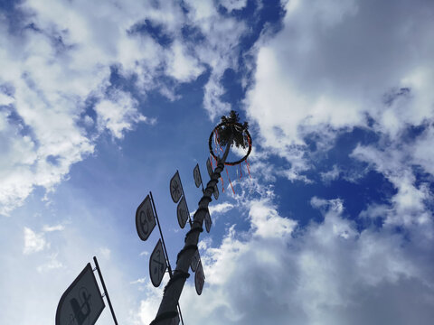 Ein Maibaum ragt in den Himmel