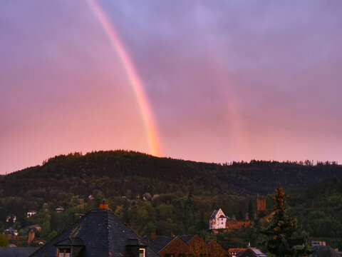 Regenbogen &uuml;ber der Mildenburg am Grauberg von Miltenberg am Main
