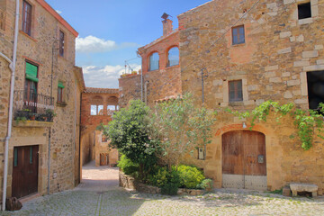 Fototapeta na wymiar Old courtyard in the Spanish village.