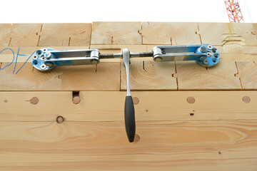 Mit dem Sparrenzug oder Balkenzug ziehen die Zimmerleute die Vollholz-Emente passgenau zusammen....