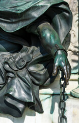 Detailfoto der angeketteten Krieger am Sockel der Reiterstatue Friedrich Wilhelm von Brandenburg, Schloss Charlottenburg, Berlin, Deutschland