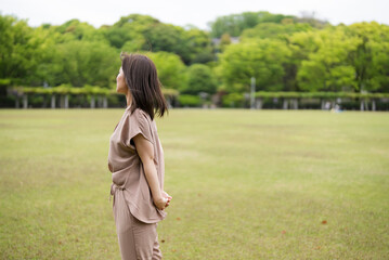 公園で遊ぶ女性