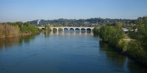 Fototapeta na wymiar Le pont canal d'Agen traversant la Garonne