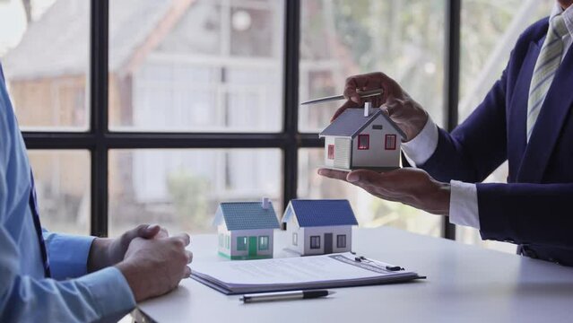 real estate agent Delivering sample homes to customers, mortgage loan contracts. Make a contract for hire purchase and sale of a house. and home insurance contracts, home mortgage loan concepts